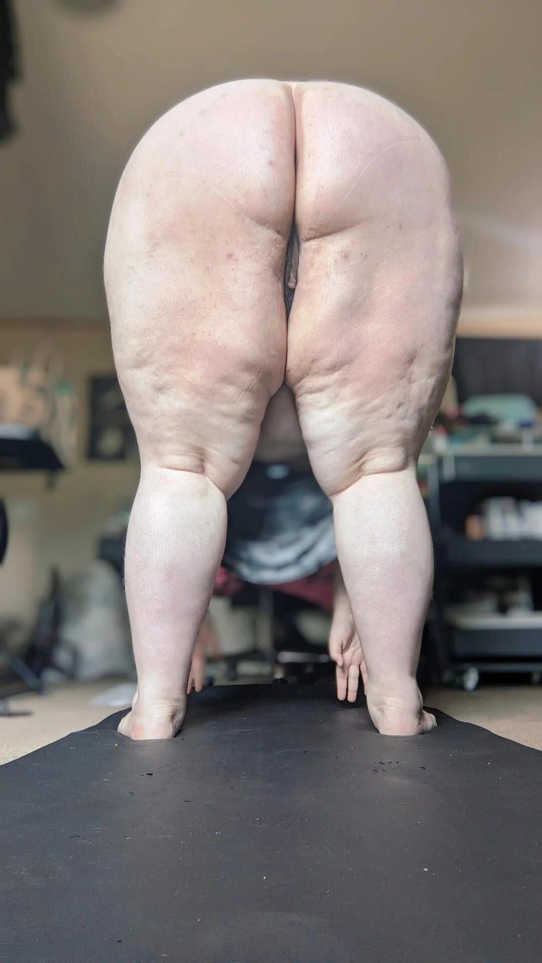 Magnifique Molly Jeune SSBBW à Belle Panse et Grosses Mamelles