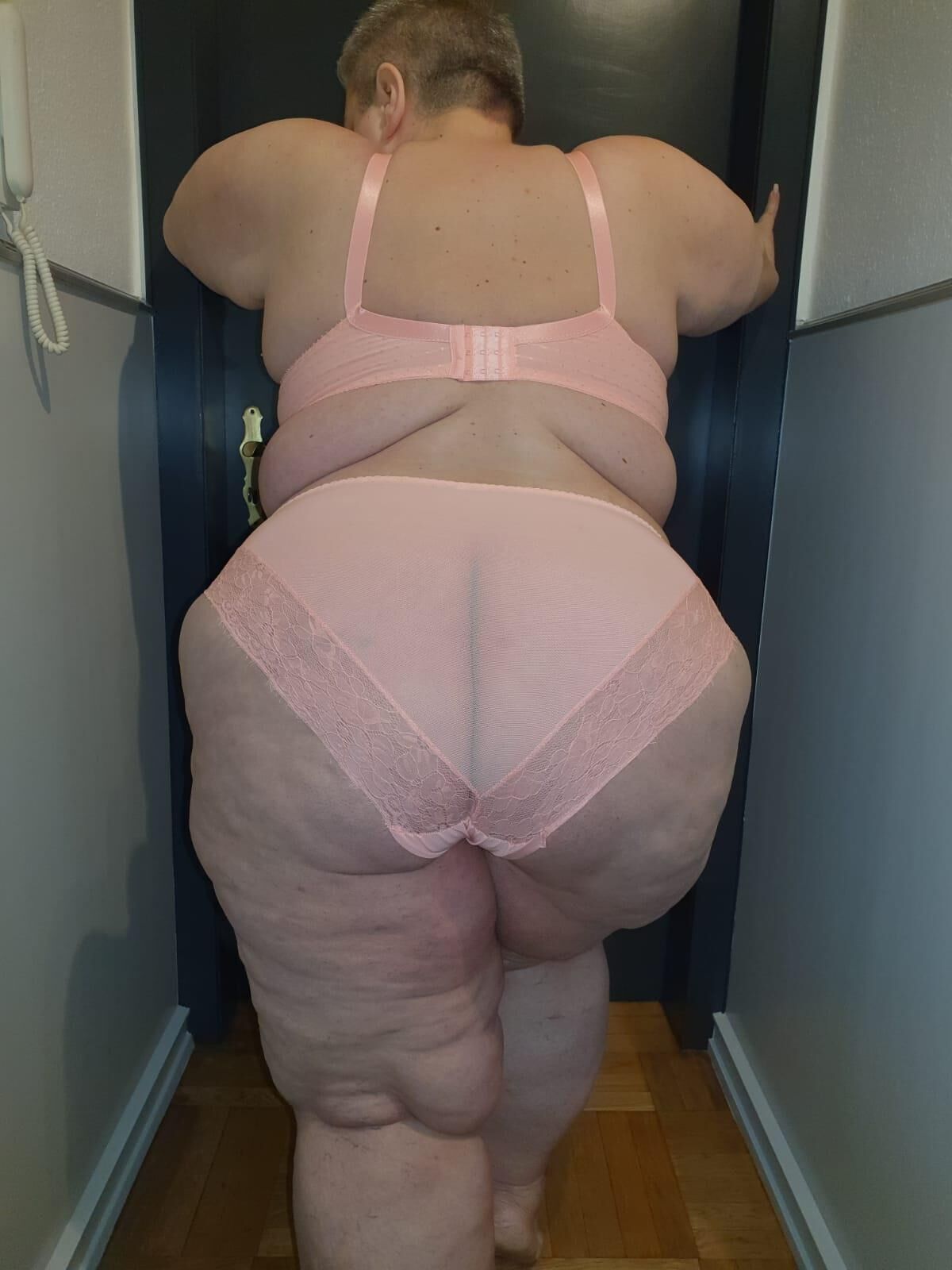 German KG Mega SSBBW montre un corps énorme