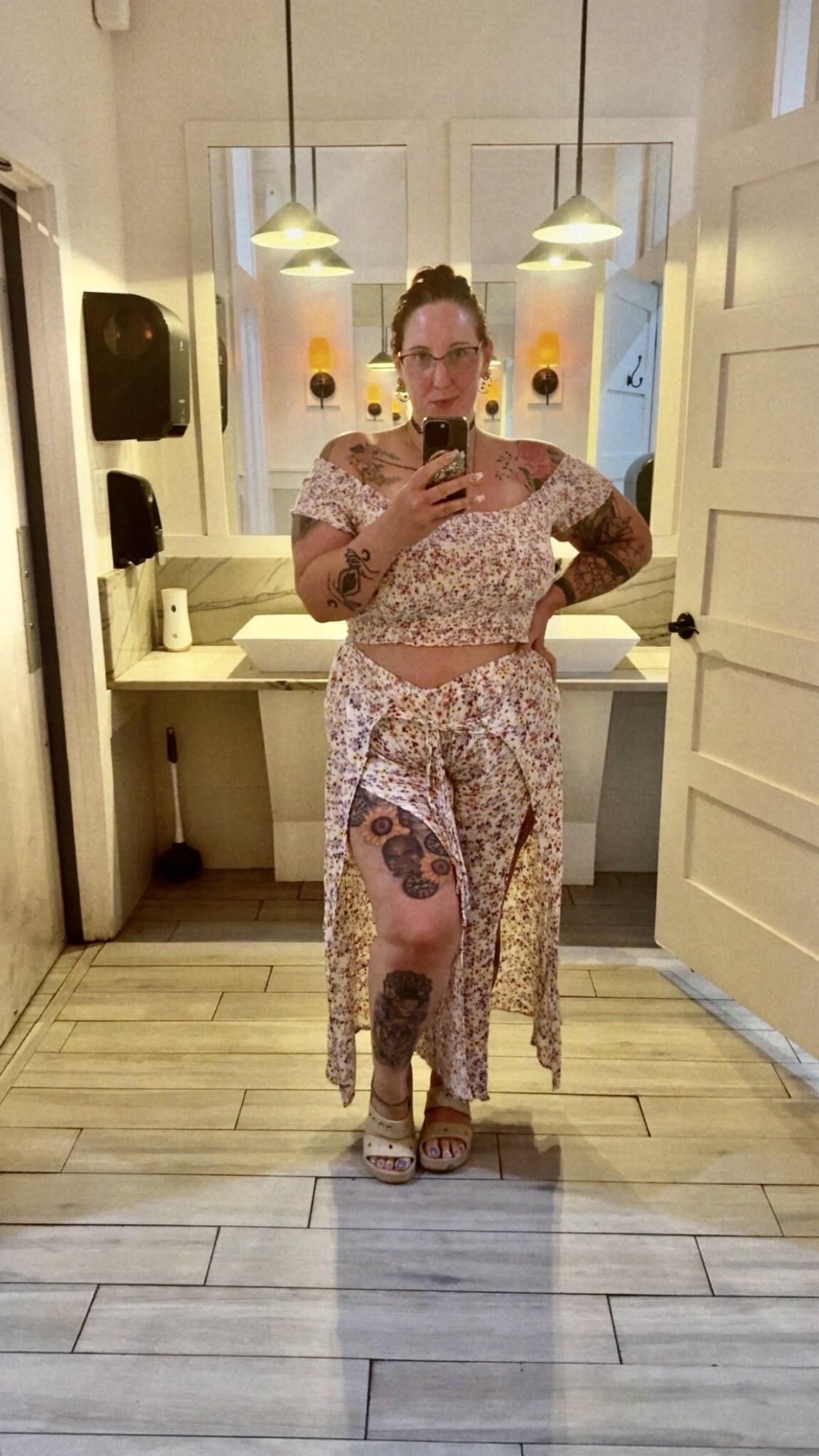 J b enorme bunda grande peitos bbw tatuou esposa com óculos mixados