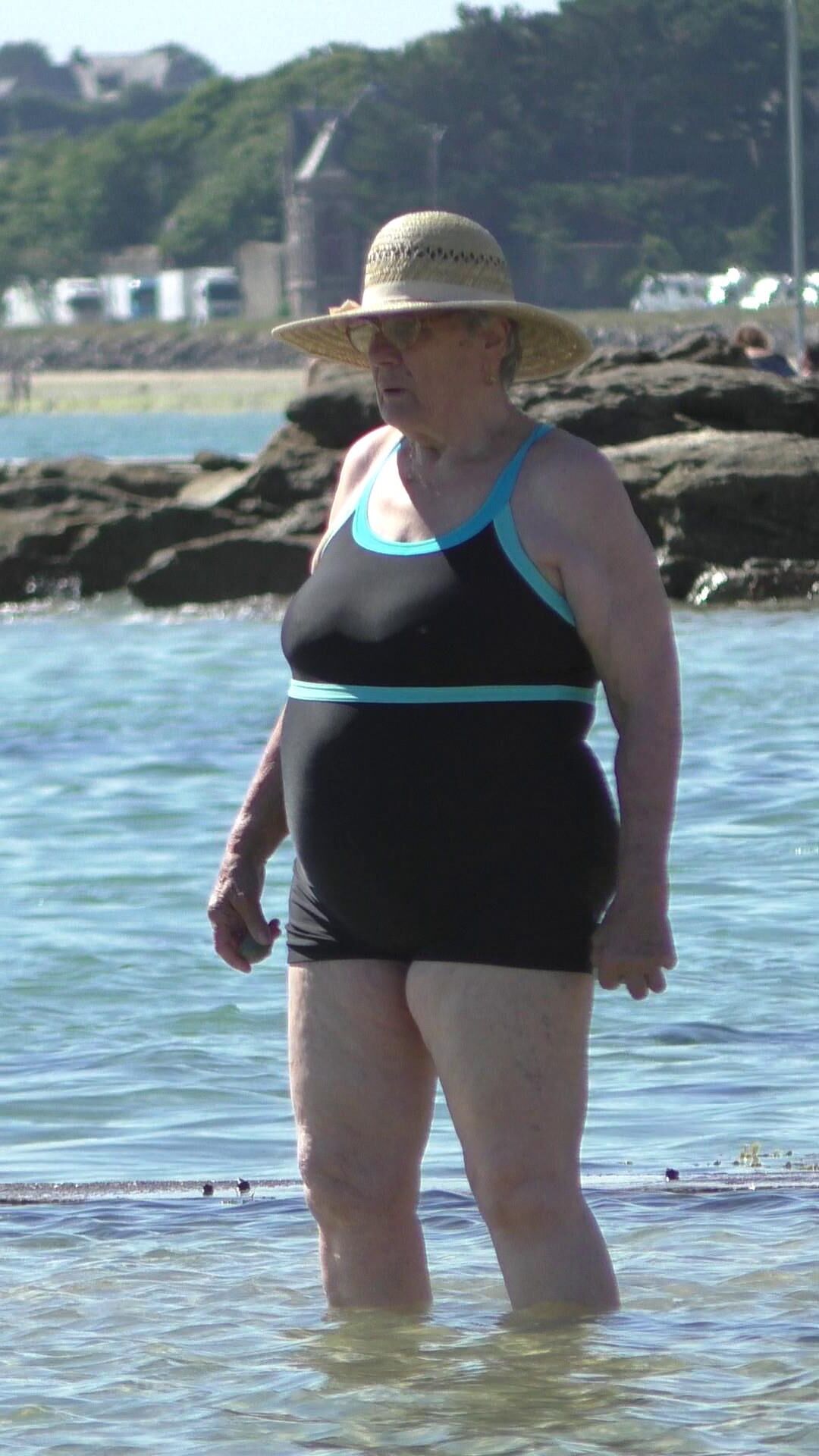 mamie ramasse des coquillages