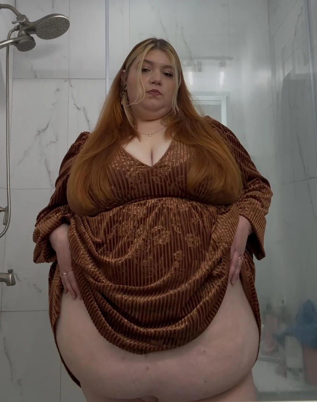 Une Magnifique Truie Rousse Obèse bien Grasse de Partout #