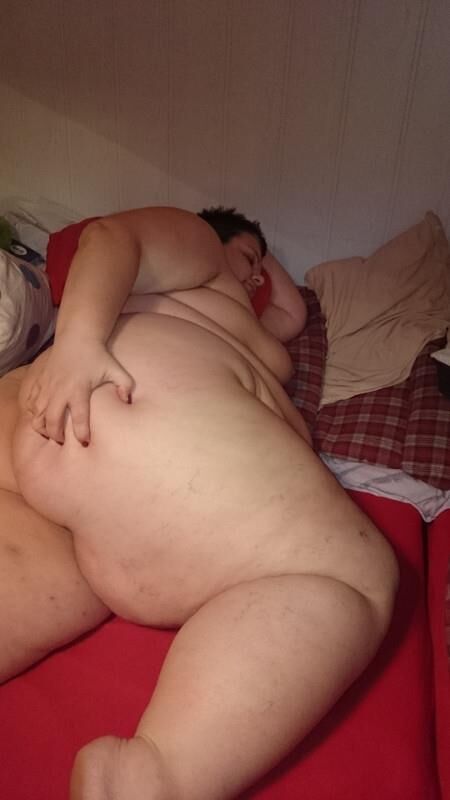Жирный немецкий KG SSBBW FUCKSLUT показывает невероятное тело