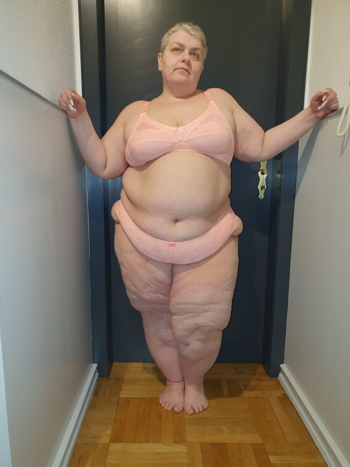 KG SSBBW Fat Schlampe zeigt stolz ihren Körper
