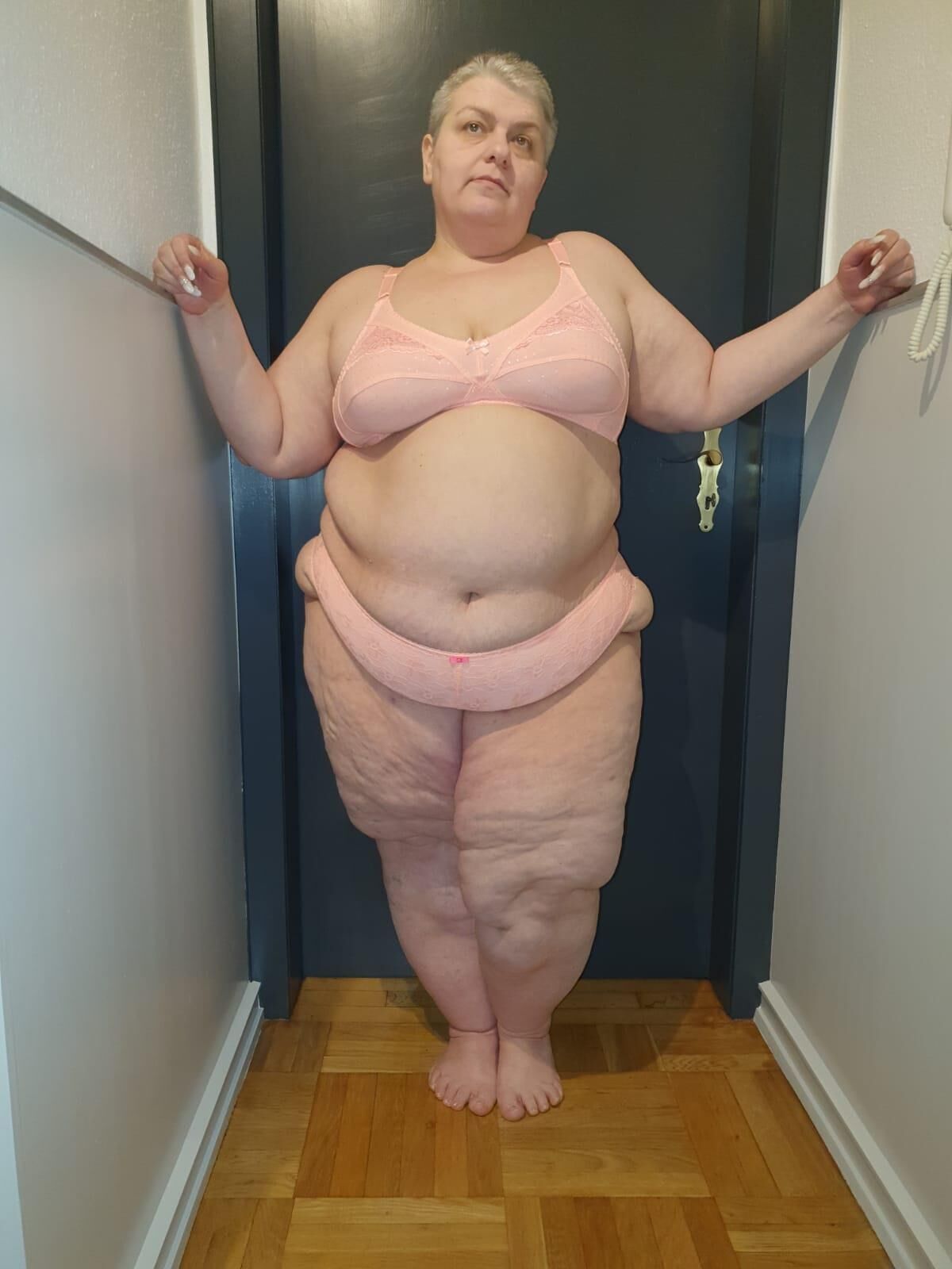 KG SSBBW Fat Schlampe zeigt stolz ihren Körper