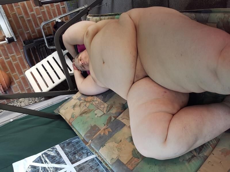 Fat german KG SSBBW fuckslut nude in garden