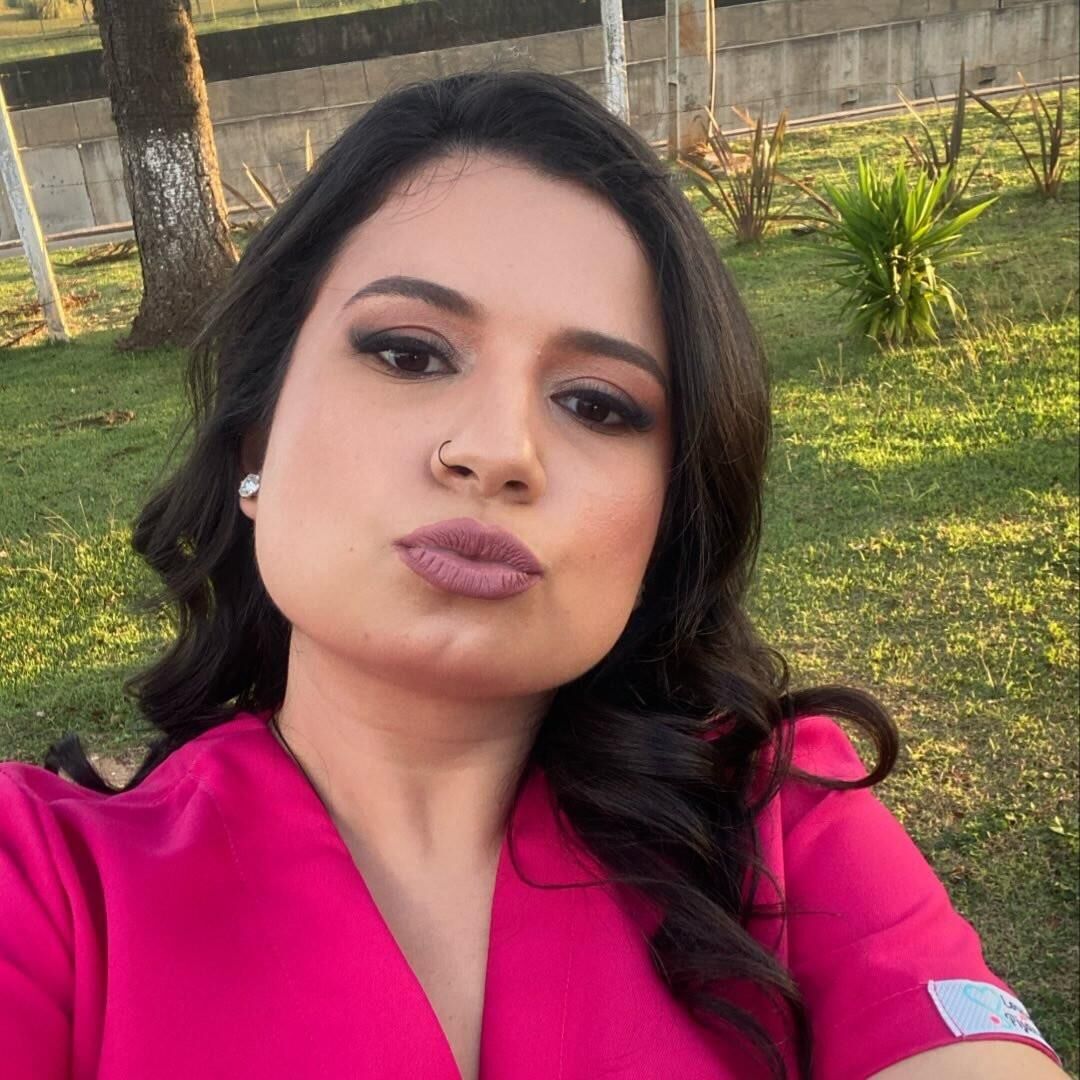 Chubby Slut Latina Nurse Sabrine zeigt ihre heiße Muschi, die sie findet