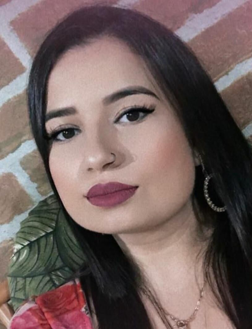 Chubby Slut Latina Nurse Sabrine zeigt ihre heiße Muschi, die sie findet