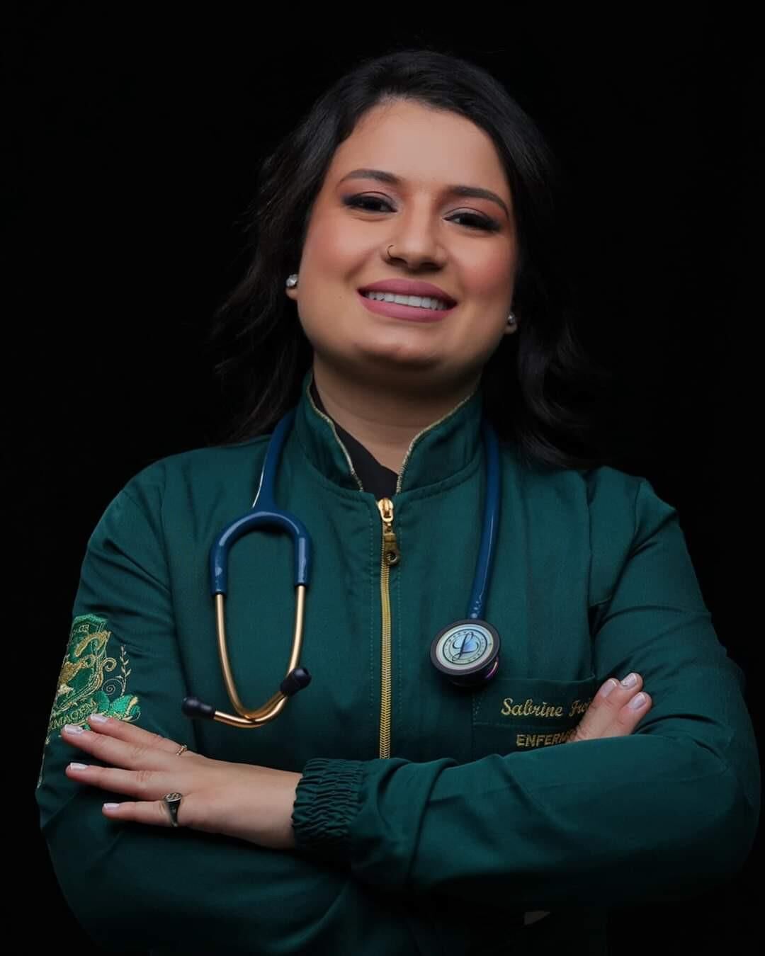 Chubby Slut Latina Nurse Sabrine zeigt ihre heiße Muschi, die sie findet