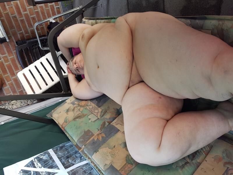 Fat german KG SSBBW fuckslut nude in garden