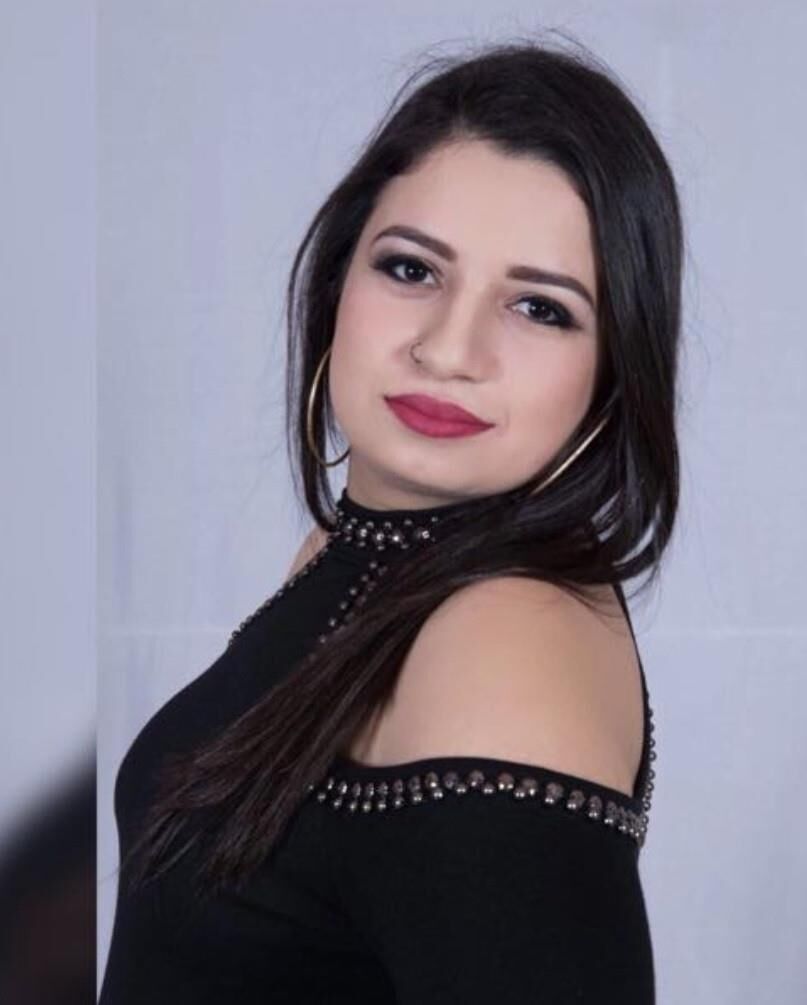 Chubby Slut Latina Nurse Sabrine zeigt ihre heiße Muschi, die sie findet
