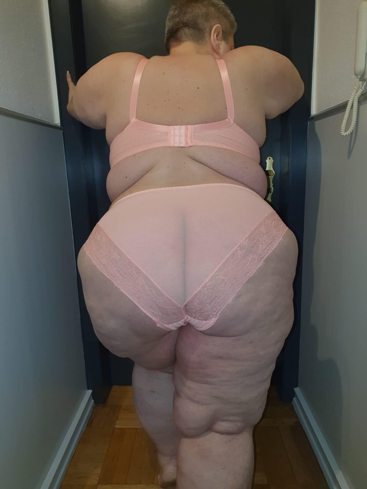 KG SSBBW Fat Schlampe zeigt stolz ihren Körper