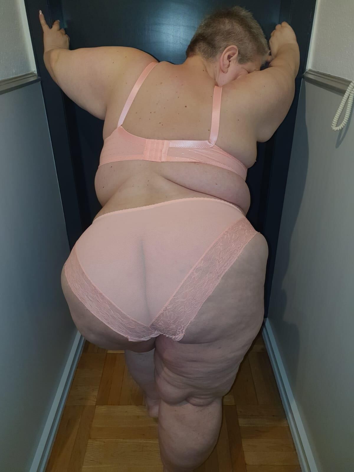 KG SSBBW Fat Schlampe zeigt stolz ihren Körper