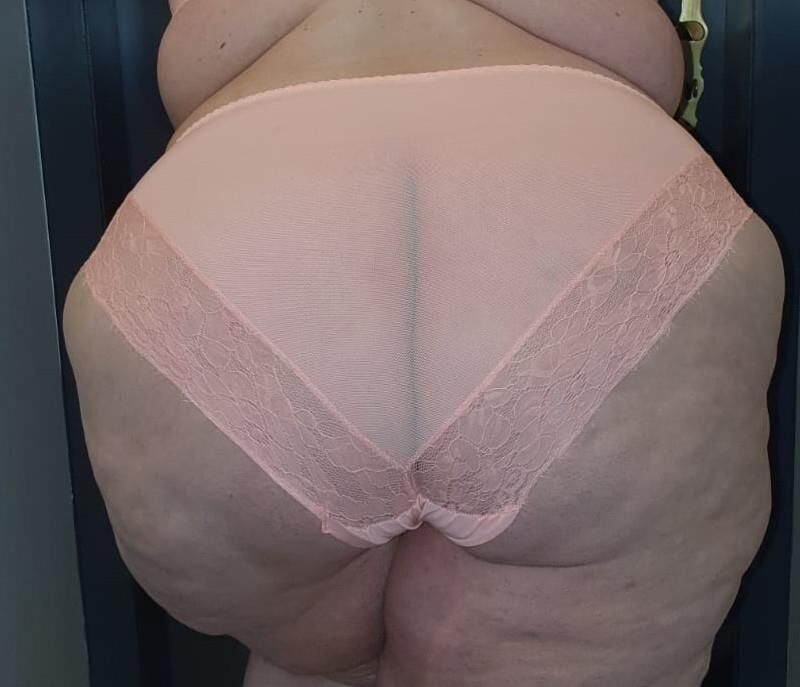 KG SSBBW Fat Schlampe zeigt stolz ihren Körper