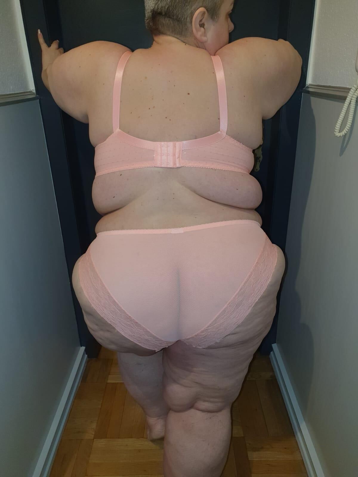 KG SSBBW Fat Schlampe zeigt stolz ihren Körper