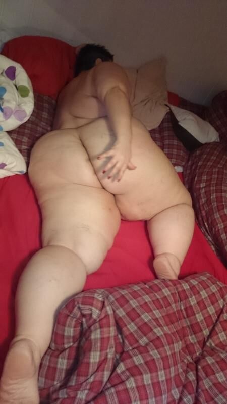 Жирный немецкий KG SSBBW FUCKSLUT показывает невероятное тело