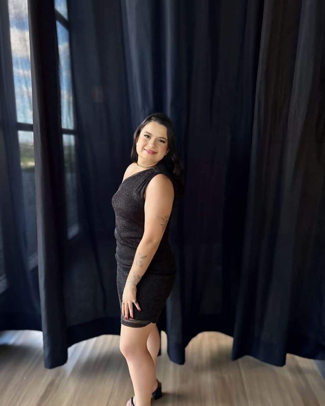 Chubby Slut Latina Nurse Sabrine zeigt ihre heiße Muschi, die sie findet