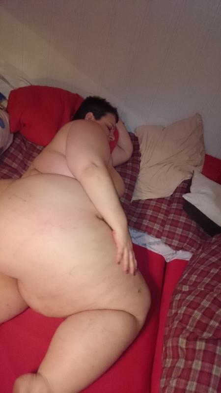 Жирный немецкий KG SSBBW FUCKSLUT показывает невероятное тело