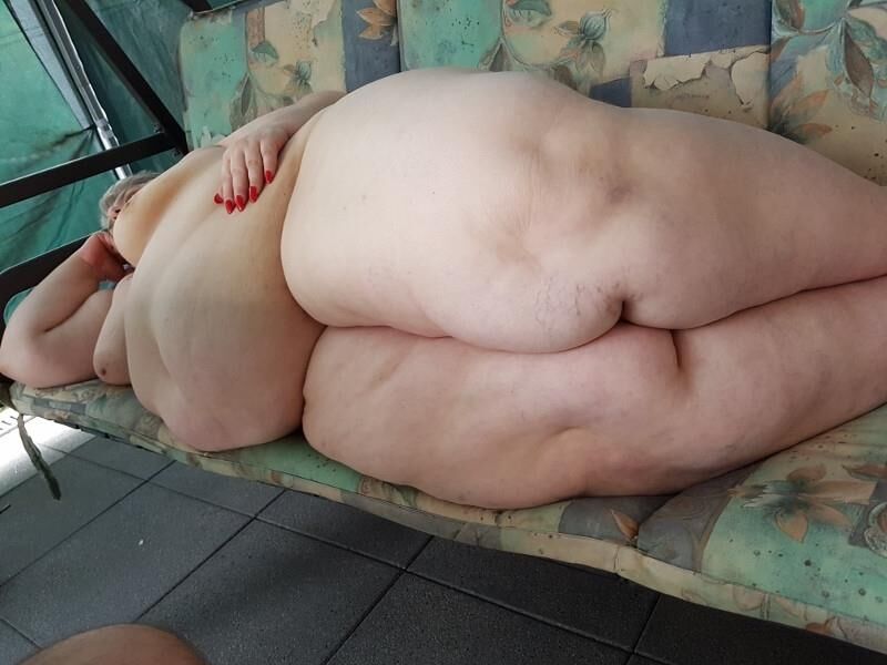 Fat german KG SSBBW fuckslut nude in garden