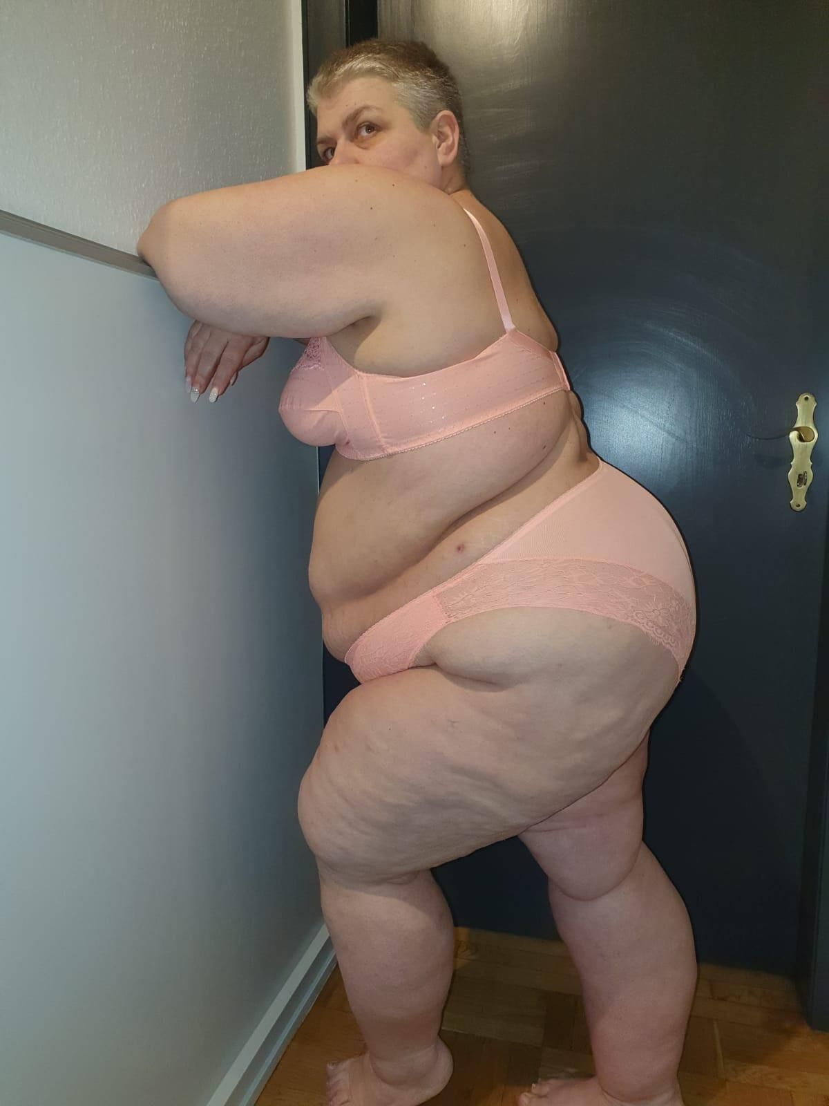 KG SSBBW Fat Schlampe zeigt stolz ihren Körper