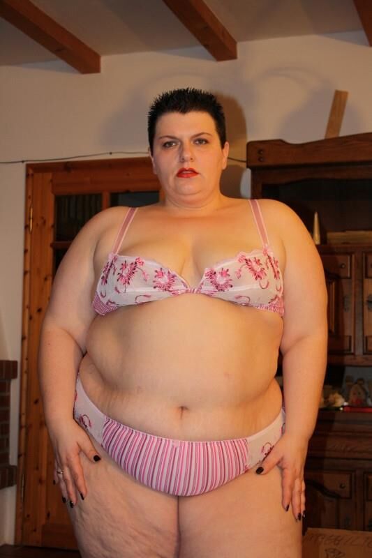 Fette und ziemlich deutsche SSBBW -Hausfrau in Dessous