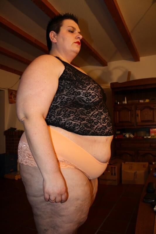 Fette und ziemlich deutsche SSBBW -Hausfrau in Dessous
