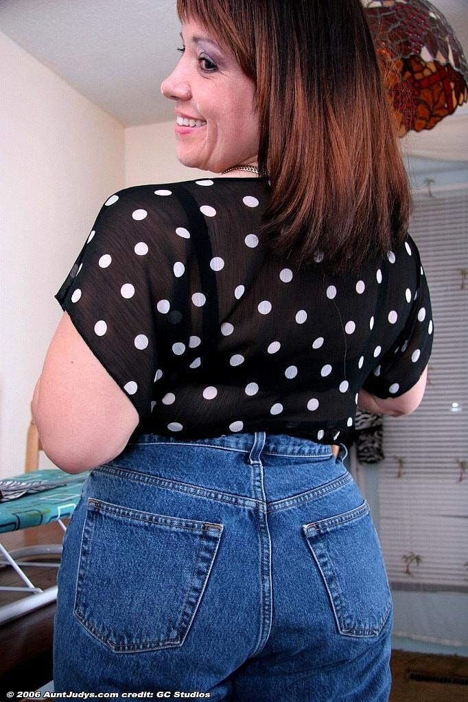 . Wylona chunky mum in big pants