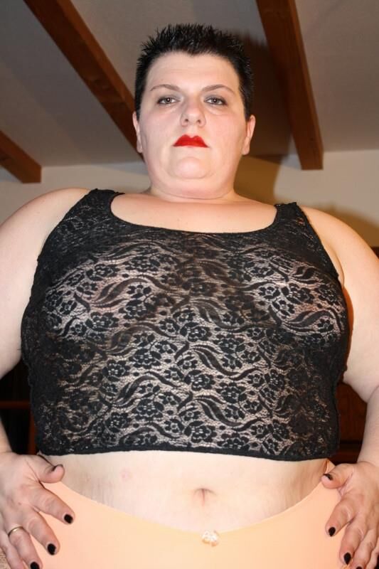 Fette und ziemlich deutsche SSBBW -Hausfrau in Dessous