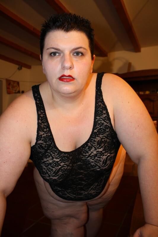Fette und ziemlich deutsche SSBBW -Hausfrau in Dessous