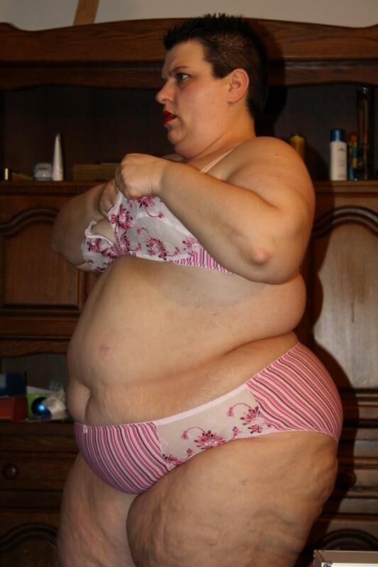 Fette und ziemlich deutsche SSBBW -Hausfrau in Dessous