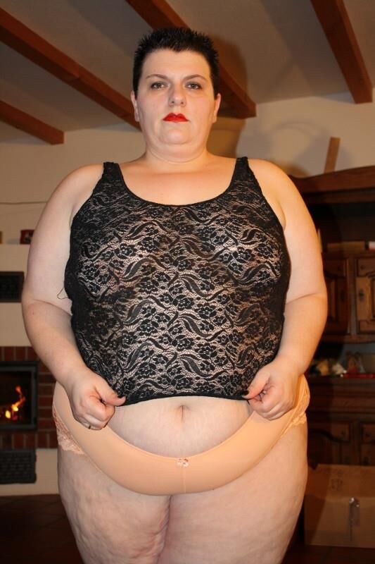 Fette und ziemlich deutsche SSBBW -Hausfrau in Dessous