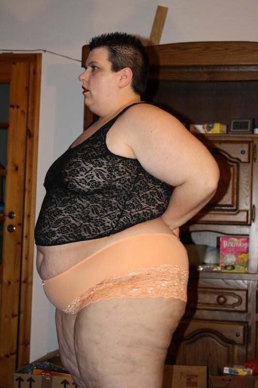 Fette und ziemlich deutsche SSBBW -Hausfrau in Dessous