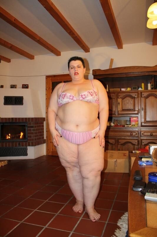 Fette und ziemlich deutsche SSBBW -Hausfrau in Dessous