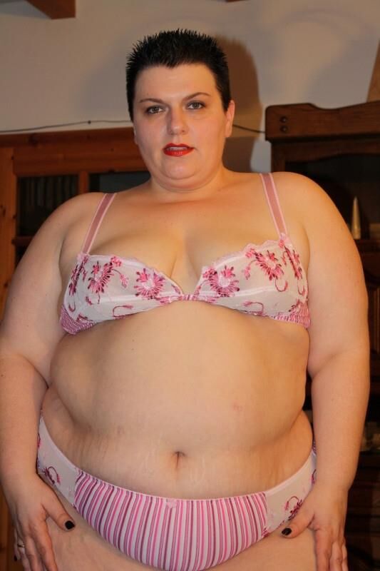 Fette und ziemlich deutsche SSBBW -Hausfrau in Dessous