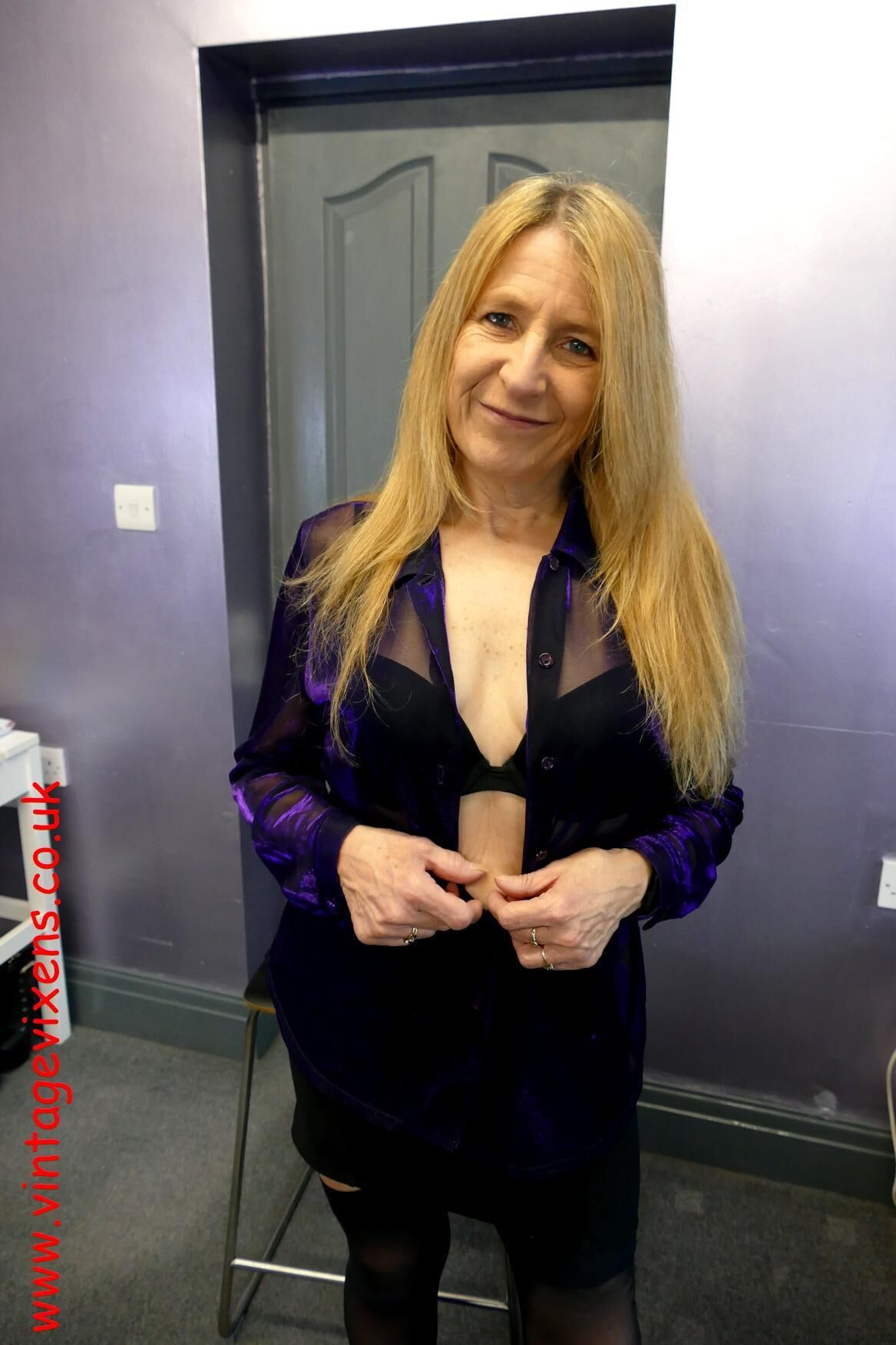 Cara est frumpy et a de petits seins mais j'aimerais la baiser