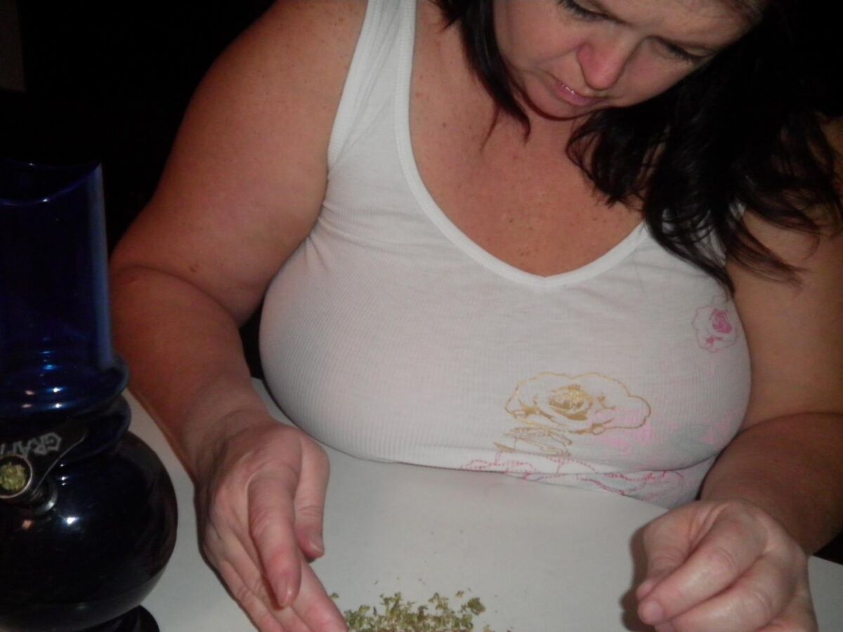Milf dodu à fumer chaud
