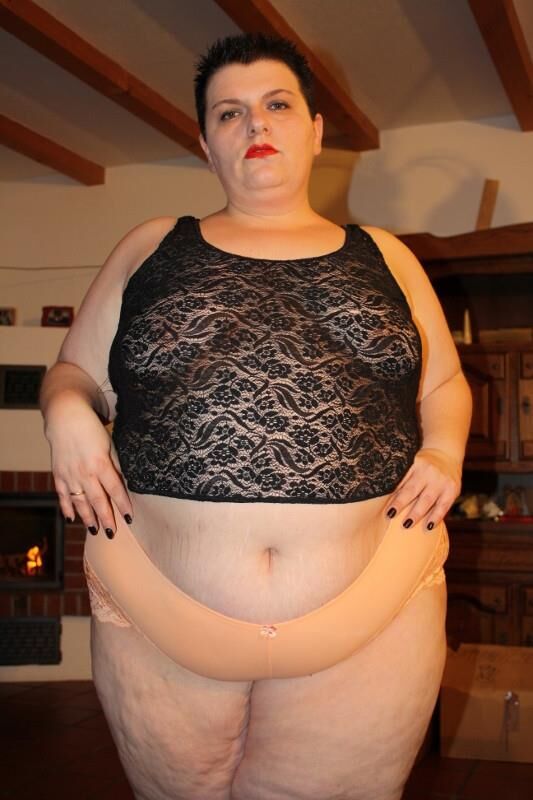 Fette und ziemlich deutsche SSBBW -Hausfrau in Dessous