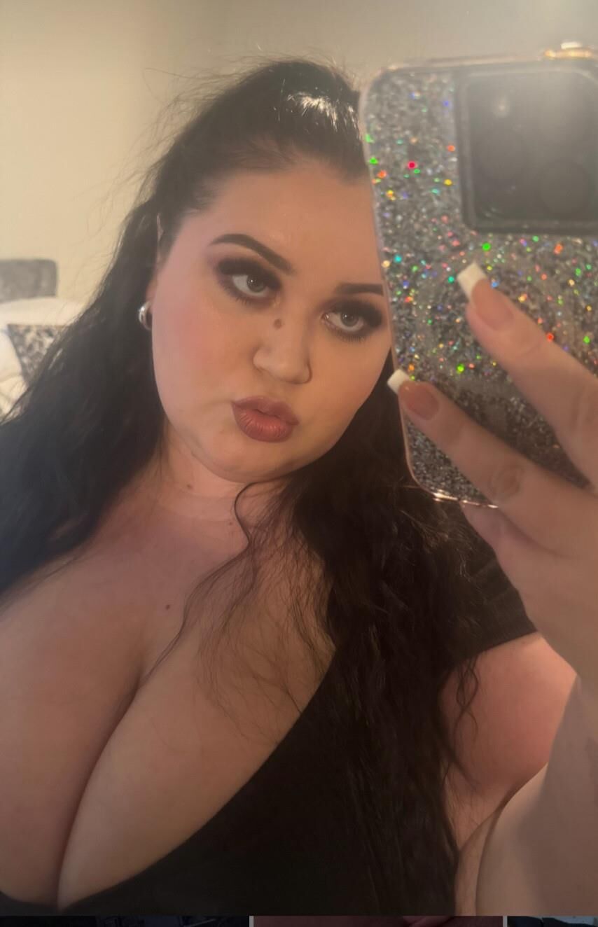 Prostituta desesperada de gordura com peitos enormes