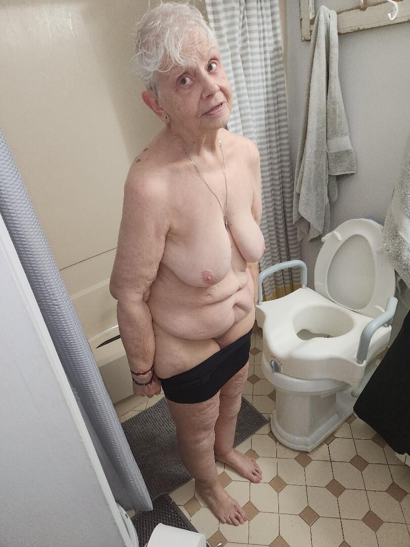vieux cochon montrant ses vieux seins flasques