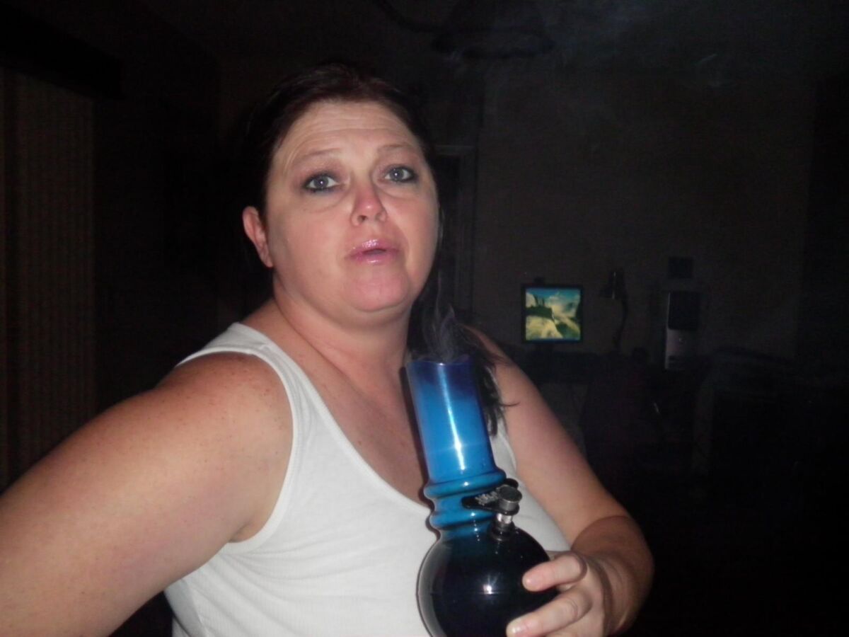 Milf dodu à fumer chaud