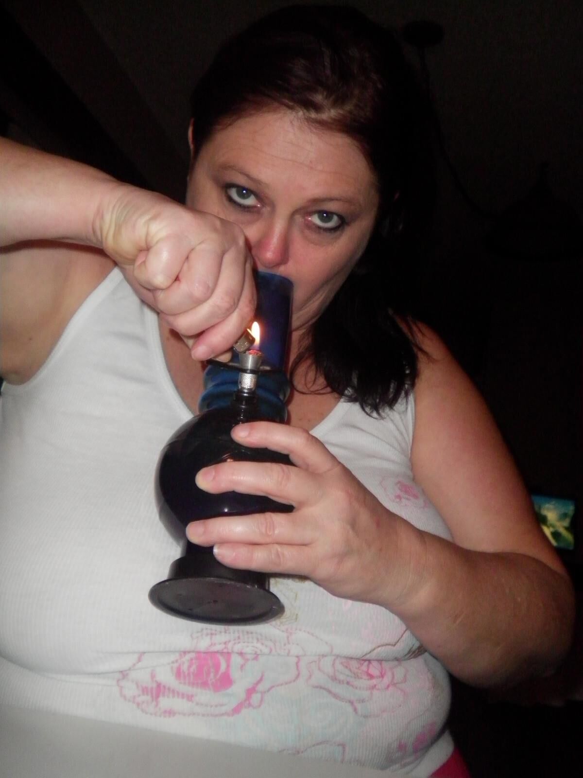 Milf dodu à fumer chaud