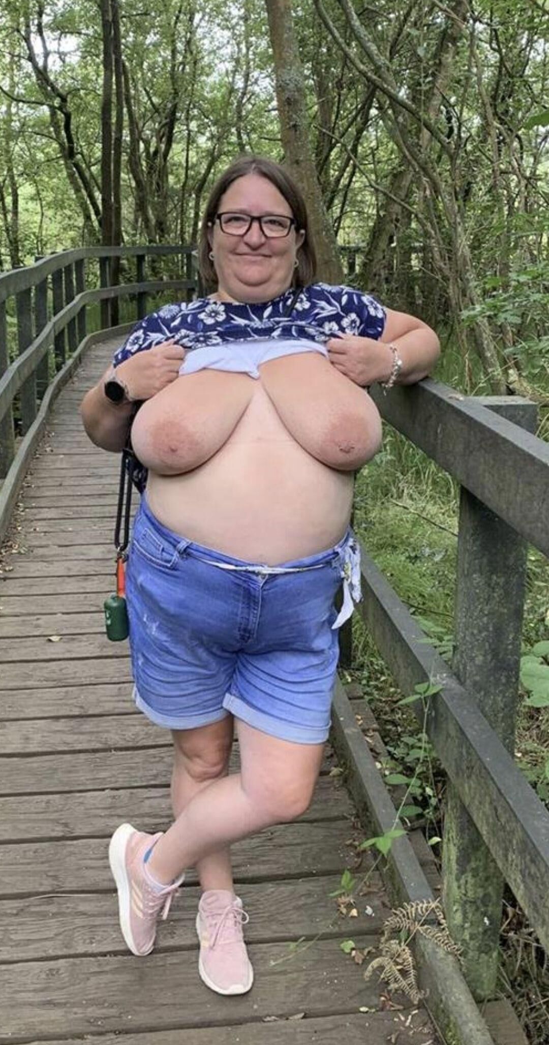 Esposa amadora de gordura BBW em óculos com peitos grandes