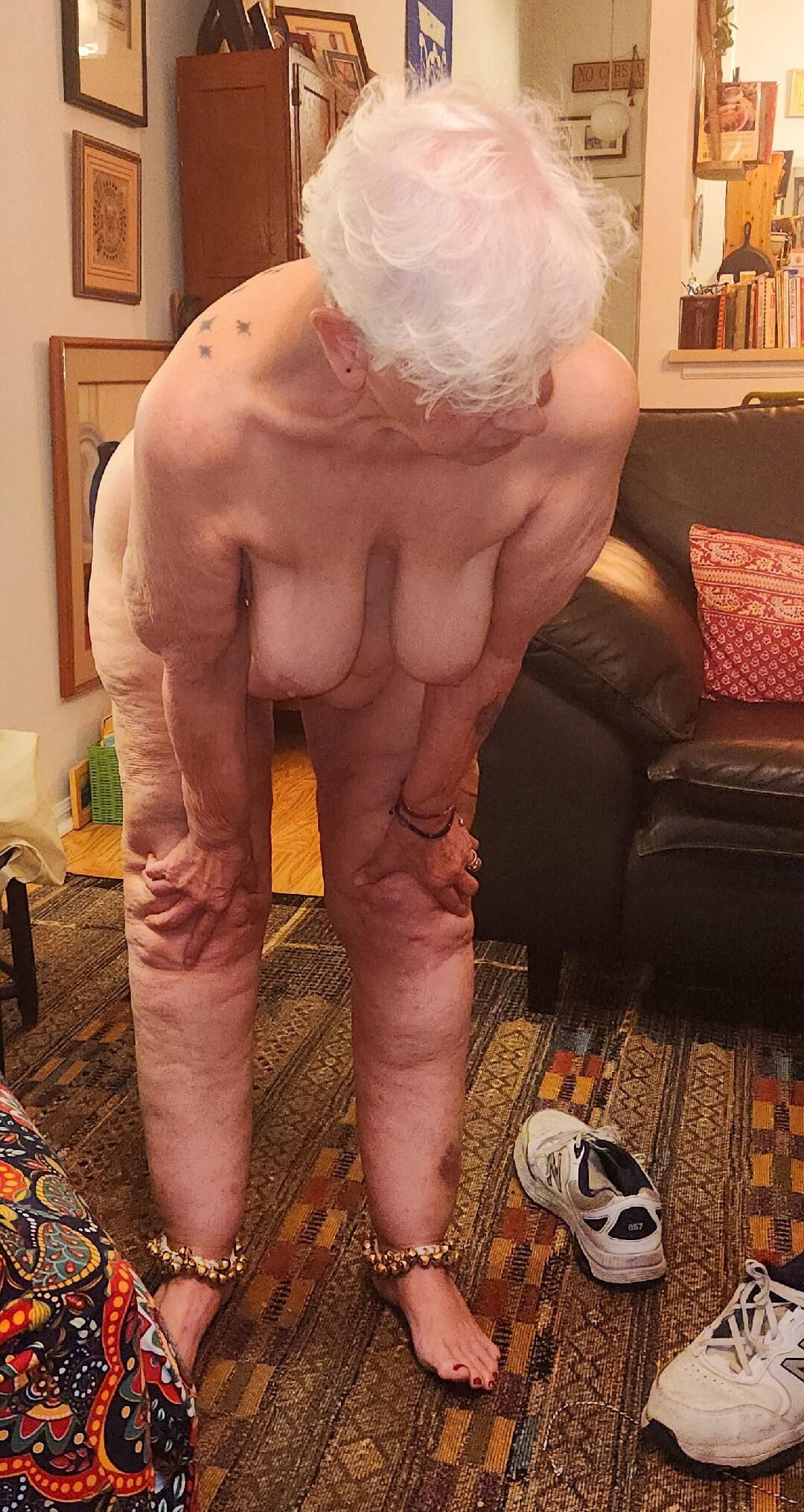vieux cochon montrant ses vieux seins flasques