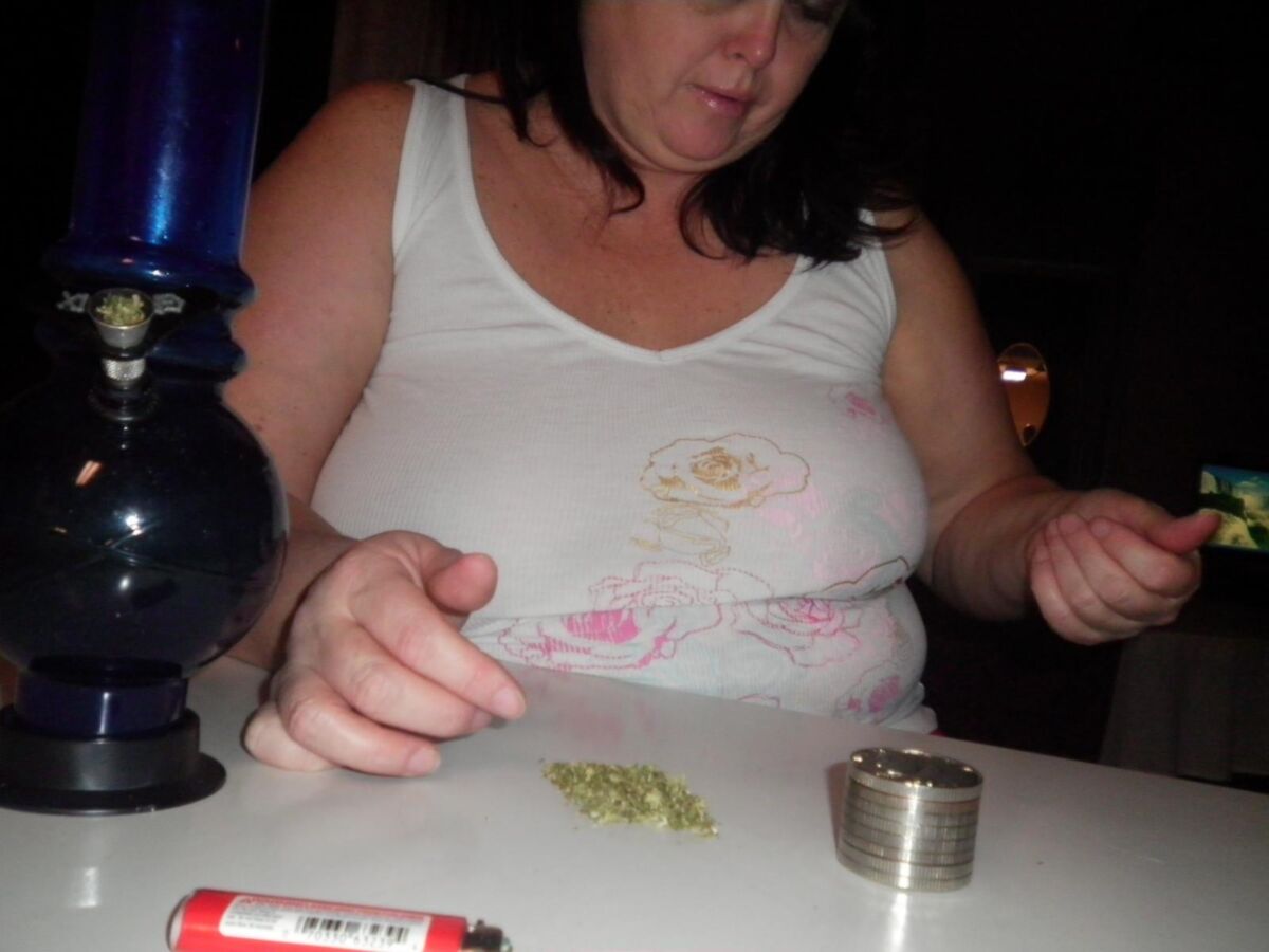 Milf dodu à fumer chaud