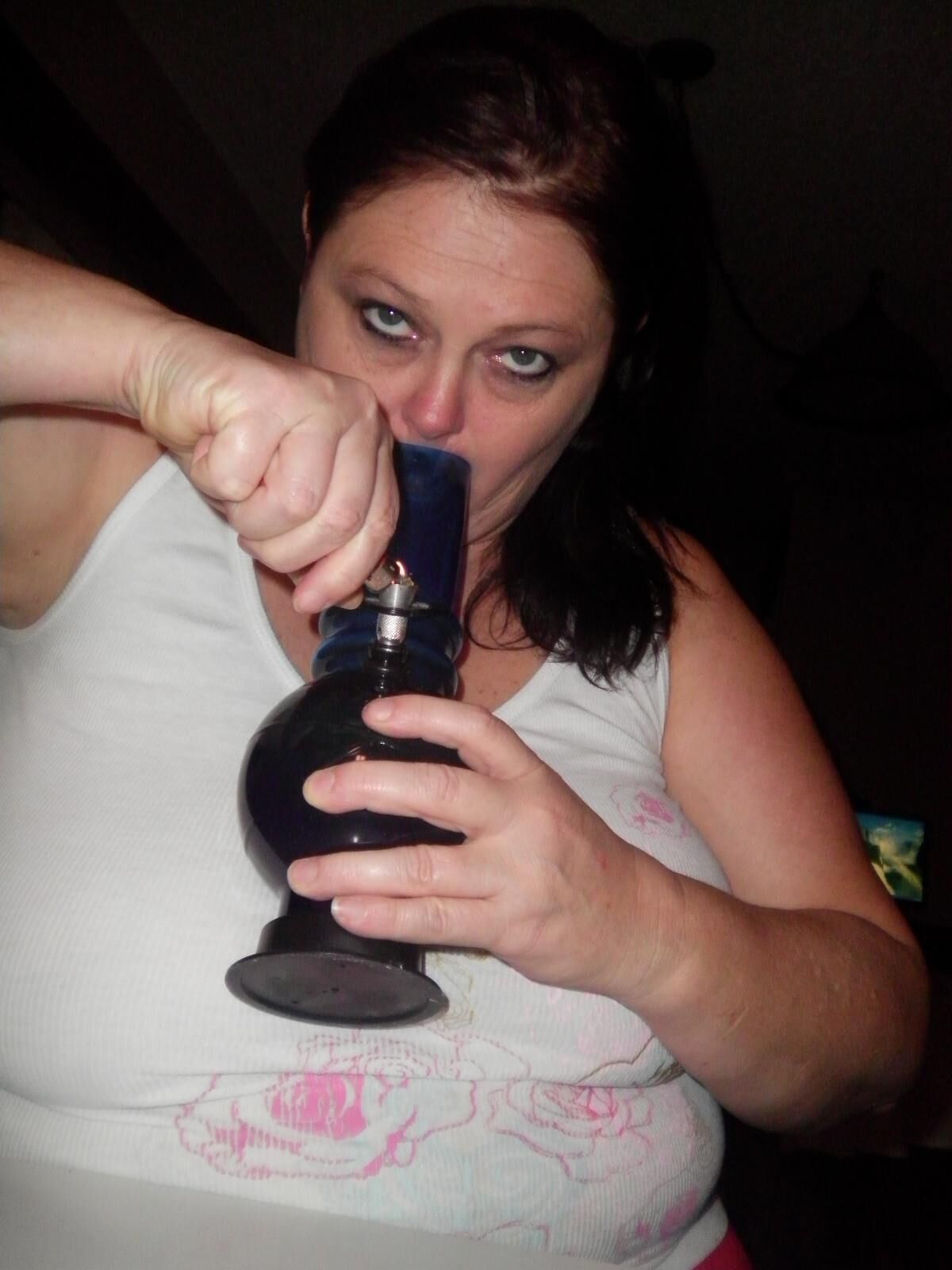 Milf dodu à fumer chaud