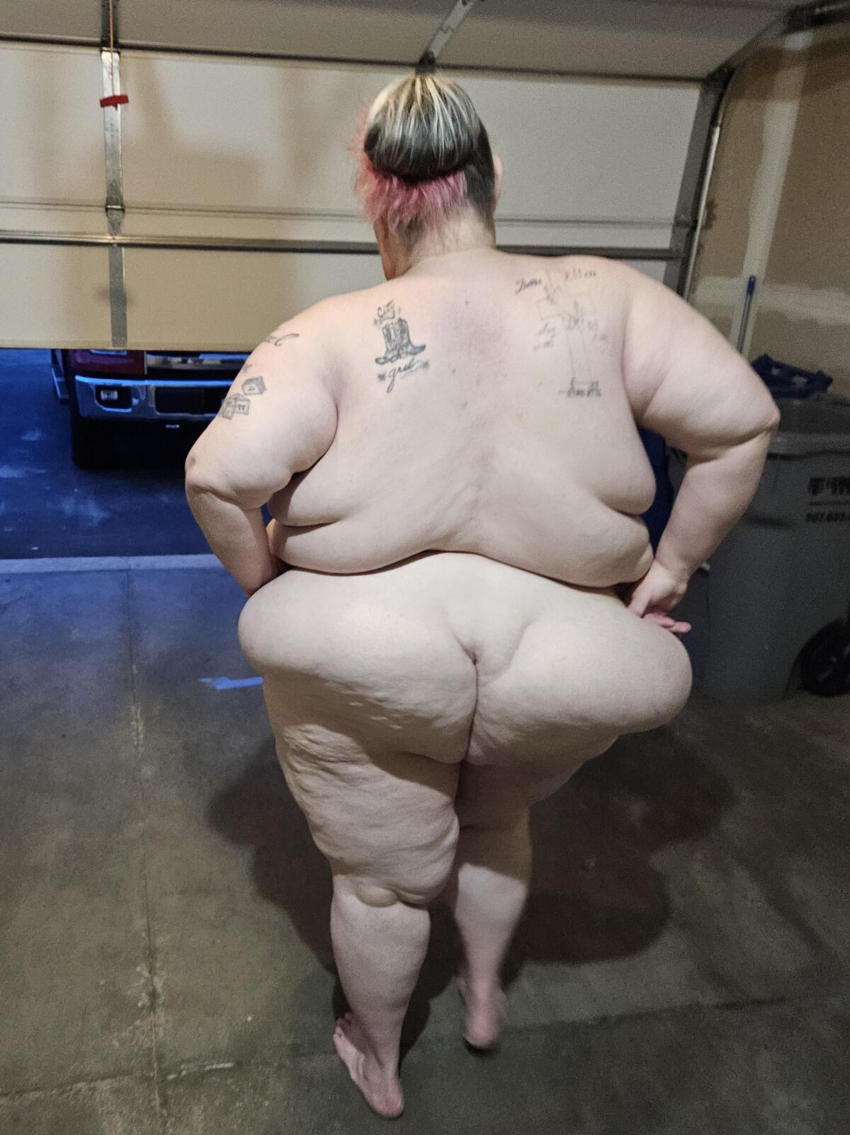 Aprill Thompson fat nasty white bitch 