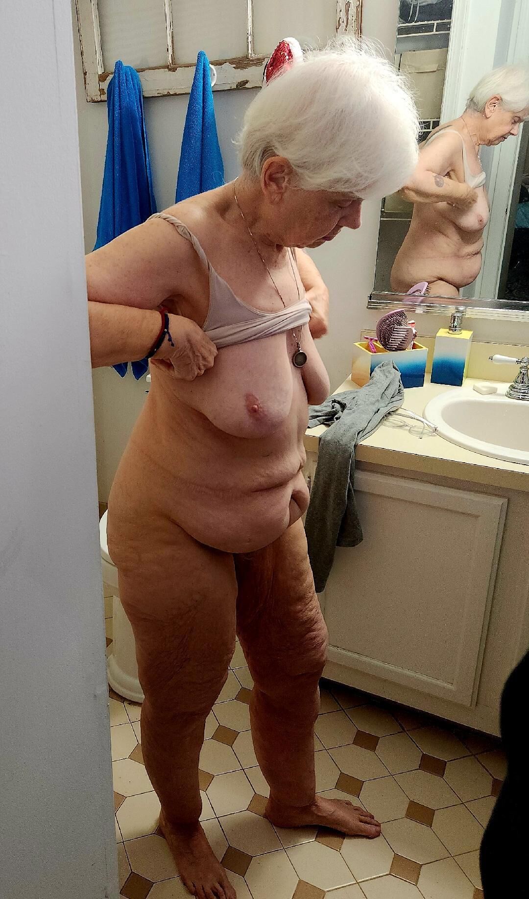 vieux cochon montrant ses vieux seins flasques