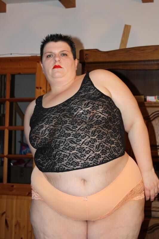 Fette und ziemlich deutsche SSBBW -Hausfrau in Dessous