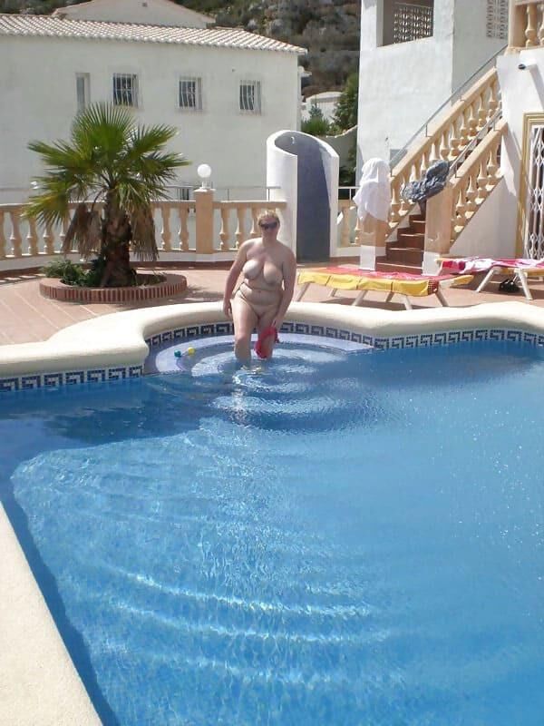 Big Barby en la piscina