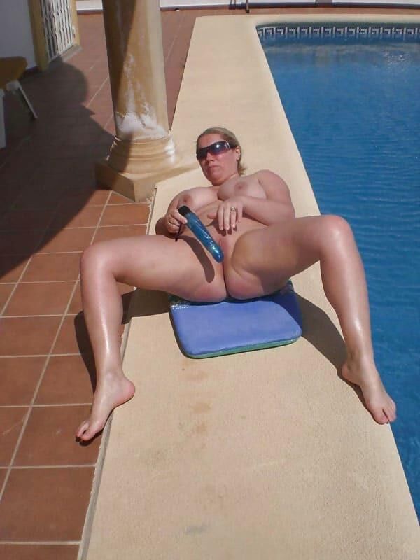 Big Barby en la piscina