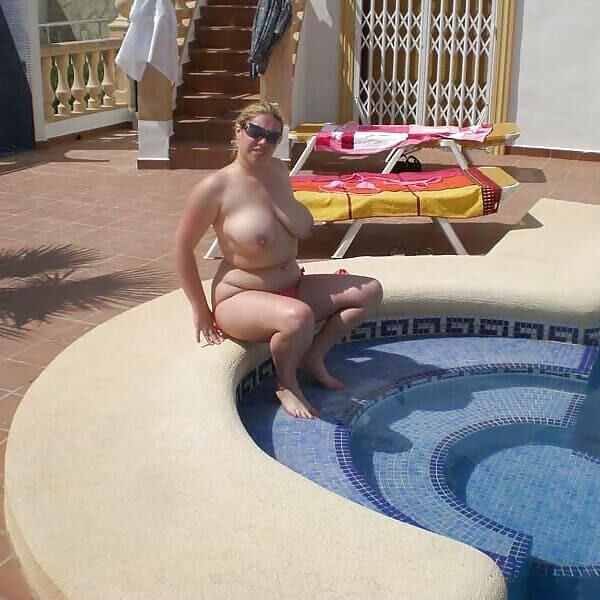 Big Barby en la piscina